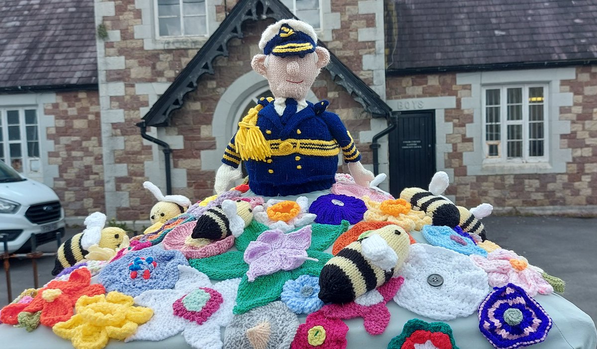 pamadamsart's tweet photo. How lovely are these?  The crocheters of #Llandybie have been busy 🥰
#crochet #Coronation https://t.co/f5mBW4oMuO