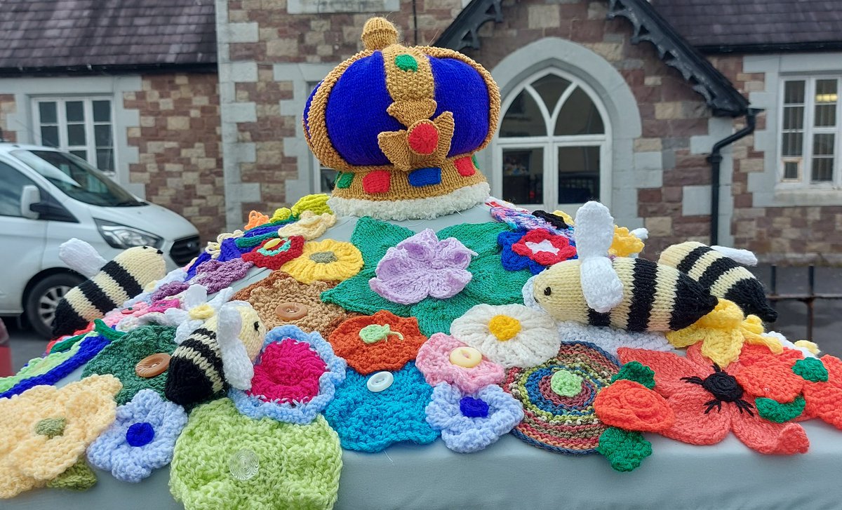 pamadamsart's tweet photo. How lovely are these?  The crocheters of #Llandybie have been busy 🥰
#crochet #Coronation https://t.co/f5mBW4oMuO