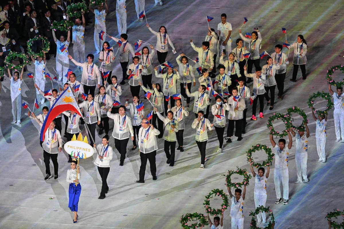 mbsportsonline's tweet photo. Team Philippines, led by flag bearer Alyssa Valdez, joins the parade of nations during the opening ceremony of the 32nd Southeast Asian Games
@manilabulletin

Photo by AFP https://t.co/qeOjmvLdeq