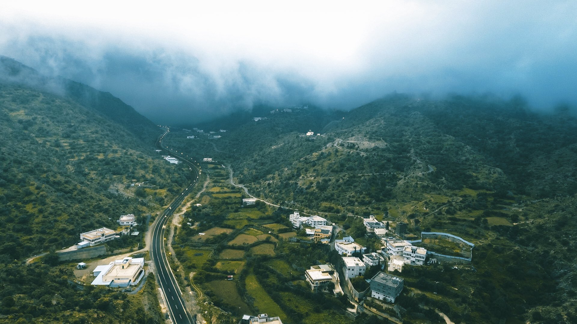 مساحة نت | شاهد: صور في غاية الجمال التقطها هاني الزهراني قبل سقوطه من جبل بأبها ووفاته (صور)