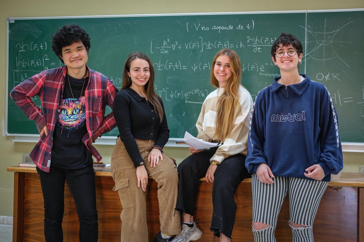 marinapolo7's tweet photo. *nos sacan en el periódico en un artículo sobre matemáticas* https://t.co/FAMAxRsb1R