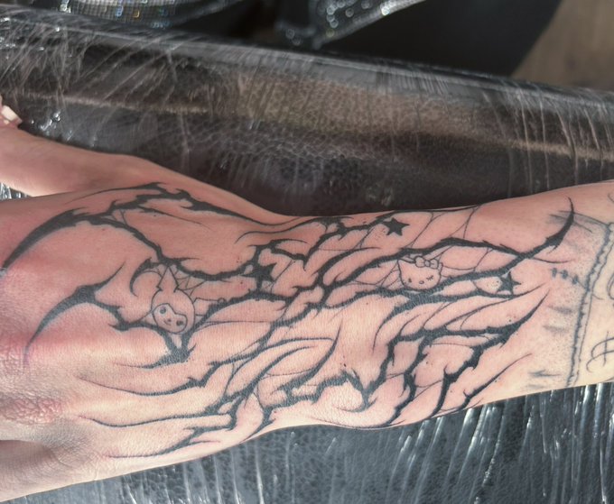 new addition to my arm 😇 have a gap on my elbow then my sleeve is finally finished! https://t.co/yxF