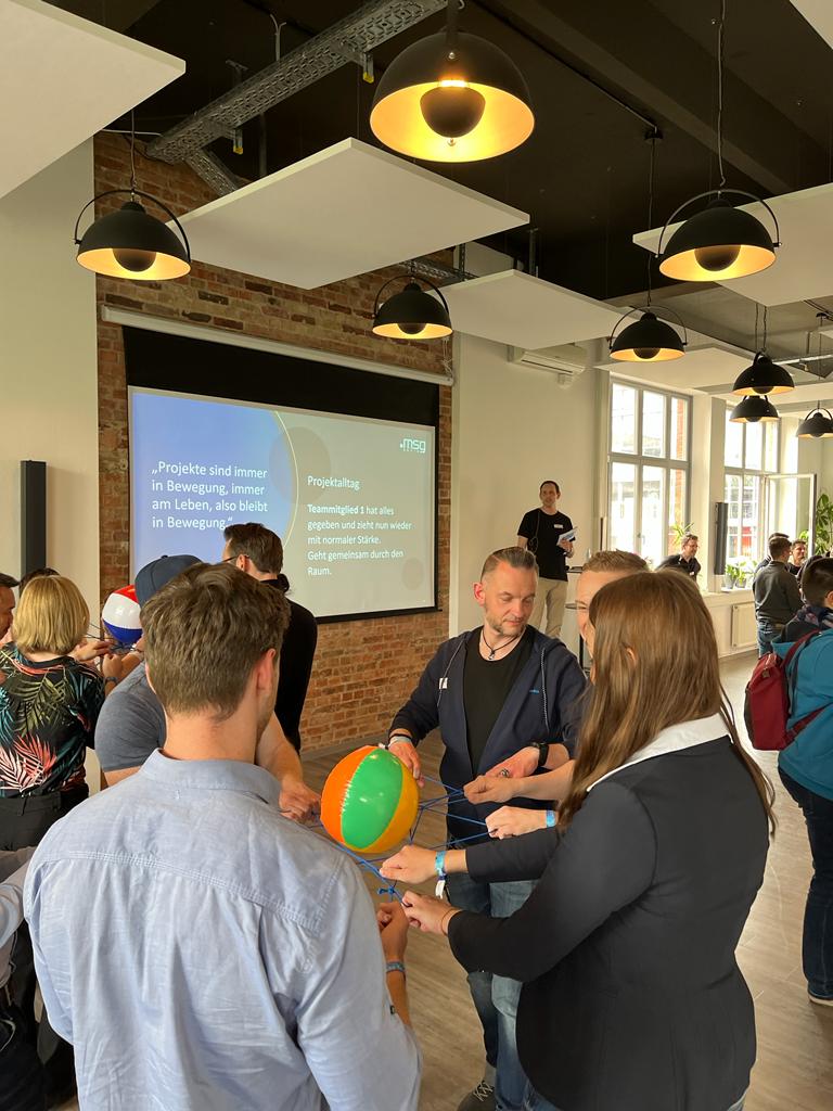 Um dem Nachmittagstief entgegenzuwirken, spielen wir jetzt das "Responsibility Game"! Ein Spiel, das nicht nur Spaß macht, sondern auch die Verantwortung im Team stärken soll. 

#mindsetmeetup #stayagile💙💚