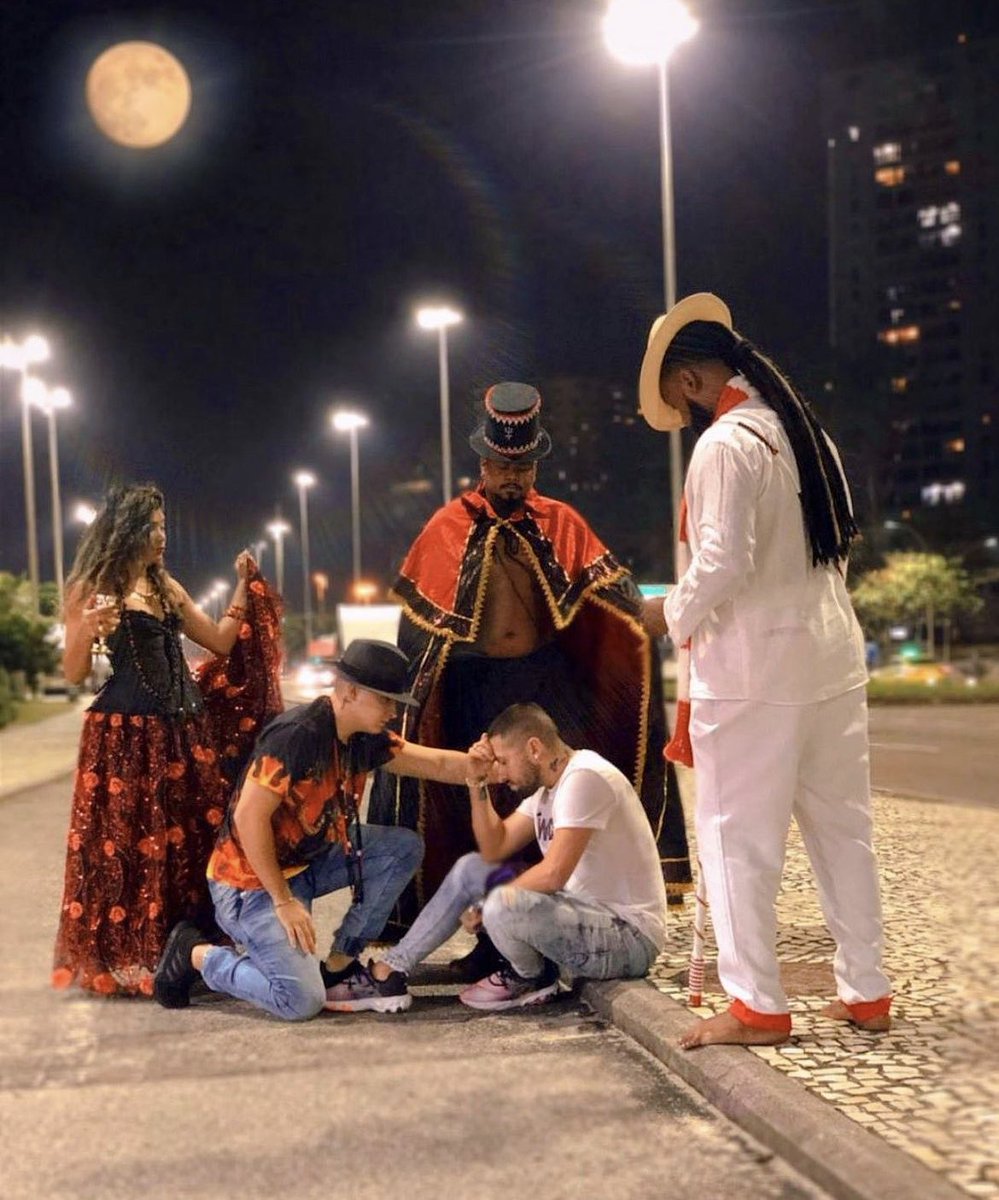 jonathanpires_'s tweet photo. Exu diz: 
Sempre estou com você, ando contigo na rua. Te protejo na porteira, na entrada e na saída. Seco suas lágrimas quando chora, e comemoro cada conquista sua, vc não me vê! Mais sempre estou por perto! Laroyê🔥 https://t.co/C7EmHTvgIV