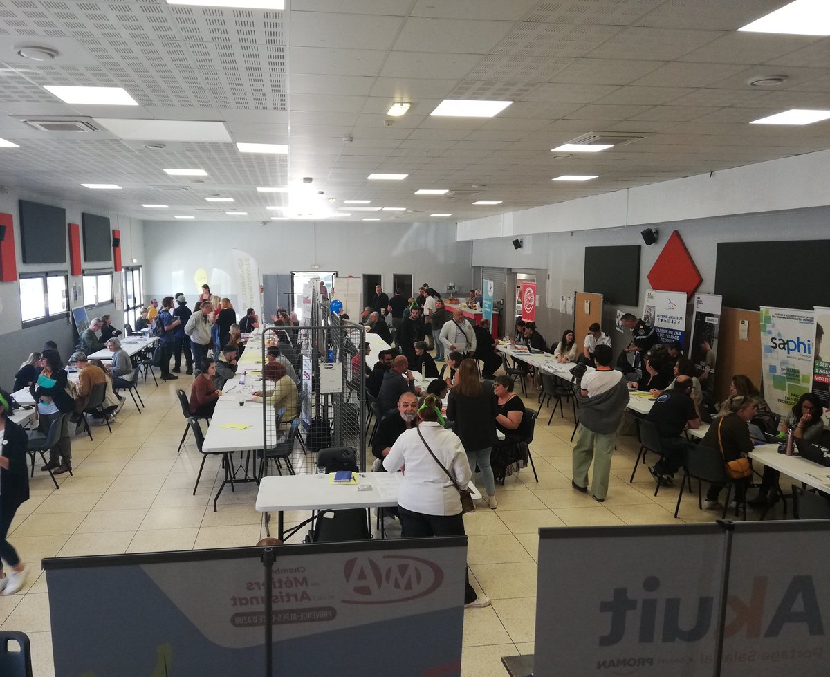 LeFollIsabelle's tweet photo. 1️⃣2️⃣2️⃣ candidats ont rencontré 3️⃣0️⃣ recruteurs et partenaires ce matin au forum de #Rians organisé par les équipes de @poleemploi_VAR, #ccasRians, #MissionLocaleohv 🙏 aux élus de Rians #AccelererLesRecrutements en #ProvenceVerdon 👍 https://t.co/4THW9enDlT