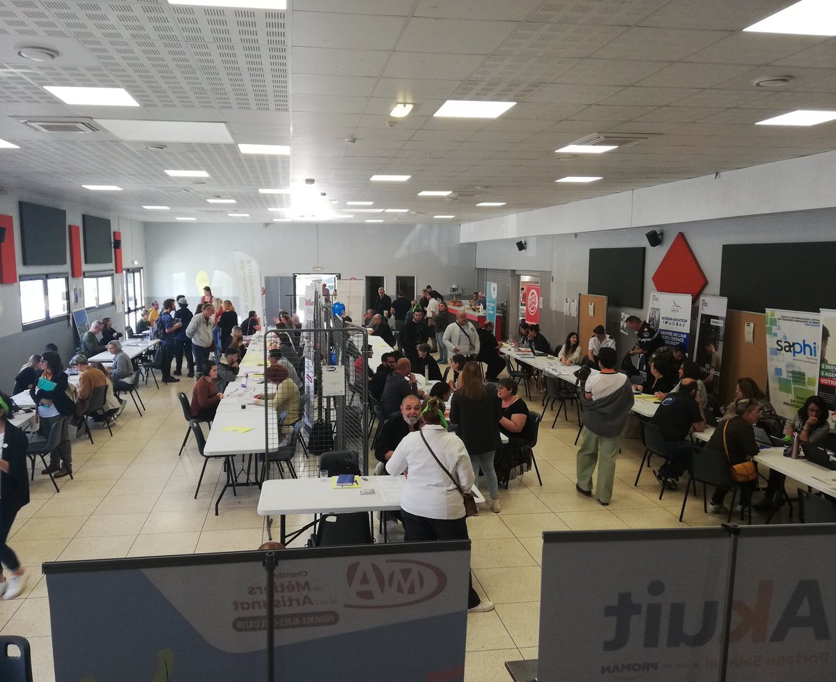 1️⃣2️⃣2️⃣ candidats ont rencontré 3️⃣0️⃣ recruteurs et partenaires ce matin au forum de #Rians organisé par les équipes de @poleemploi_VAR, #ccasRians, #MissionLocaleohv 🙏 aux élus de Rians #AccelererLesRecrutements en #ProvenceVerdon 👍