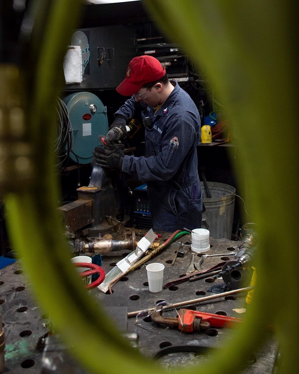 #LasVegas native serves #USNavy aboard #Warship #USSBlueRidge #LCC19
HT2 Ryan Misuraca
brazes a potable water pipe and operates a grinder to remove paint from the pipe in the hull technician shop, Jan. 5, 2023.
dvidshub.net/image/7583647/…
#ForgedBytheSea #AmericasNavy #FlagShip