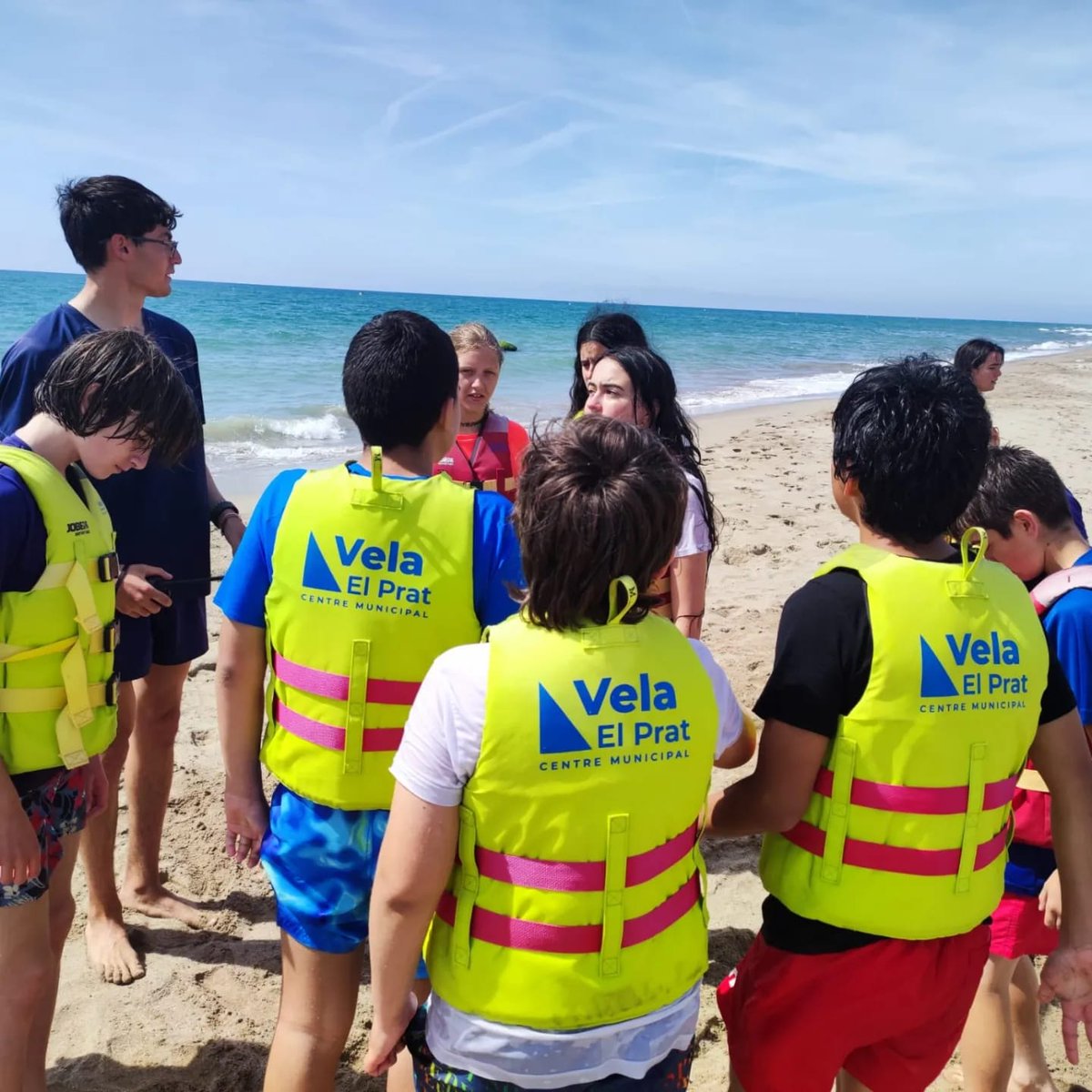 InsDali's tweet photo. Avui l'alumnat de 1rC i 1rD de l'ESO ha gaudit del mar al Centre municipal de Vela del Prat. ⛵️🌞 https://t.co/p3CpQW0WkC
