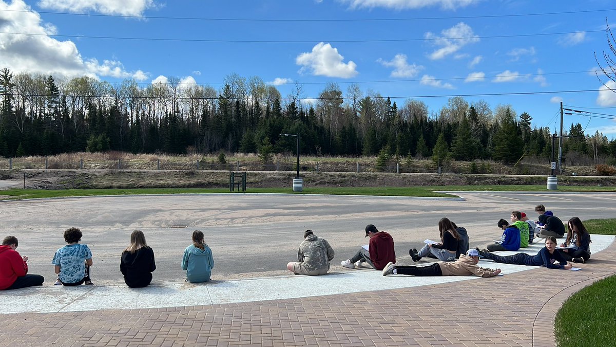 s_nods's tweet image. Grade 7/8 Ss working on #elementsofdesign #landscape #drawing #outdooreducation #CEW #whenweact #npscdsb @OECTAProv @CatholicEdu @neuOECTA @npsc_schools #stgregoryschool