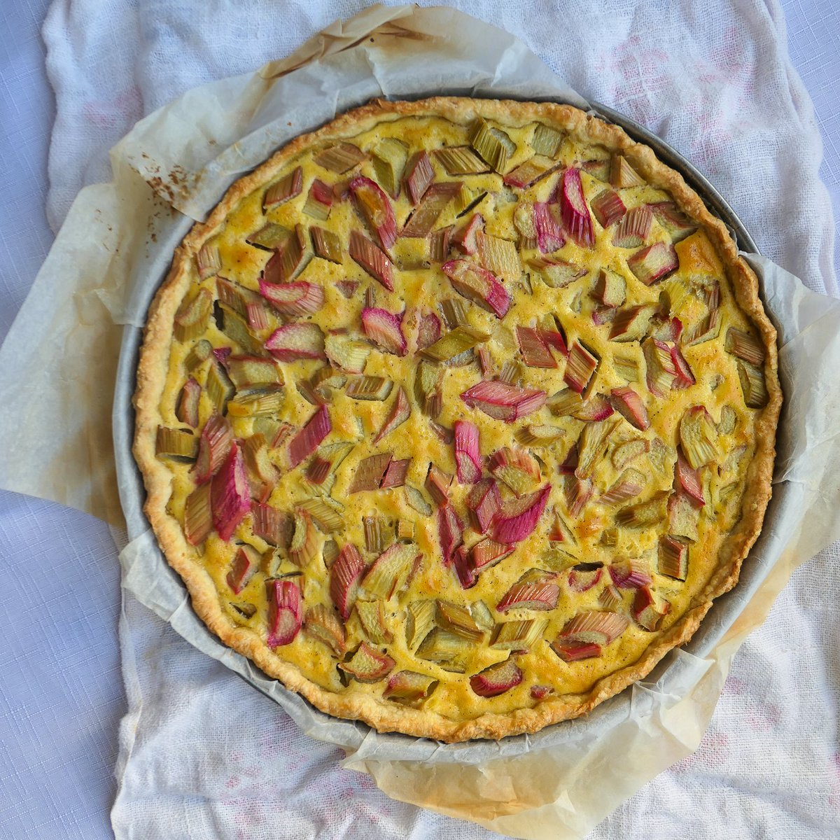 Need a weekend baking project? How about a Tarte à la rhubarbe? #switzerland #swissfood cuisinehelvetica.com/2022/05/19/rec…