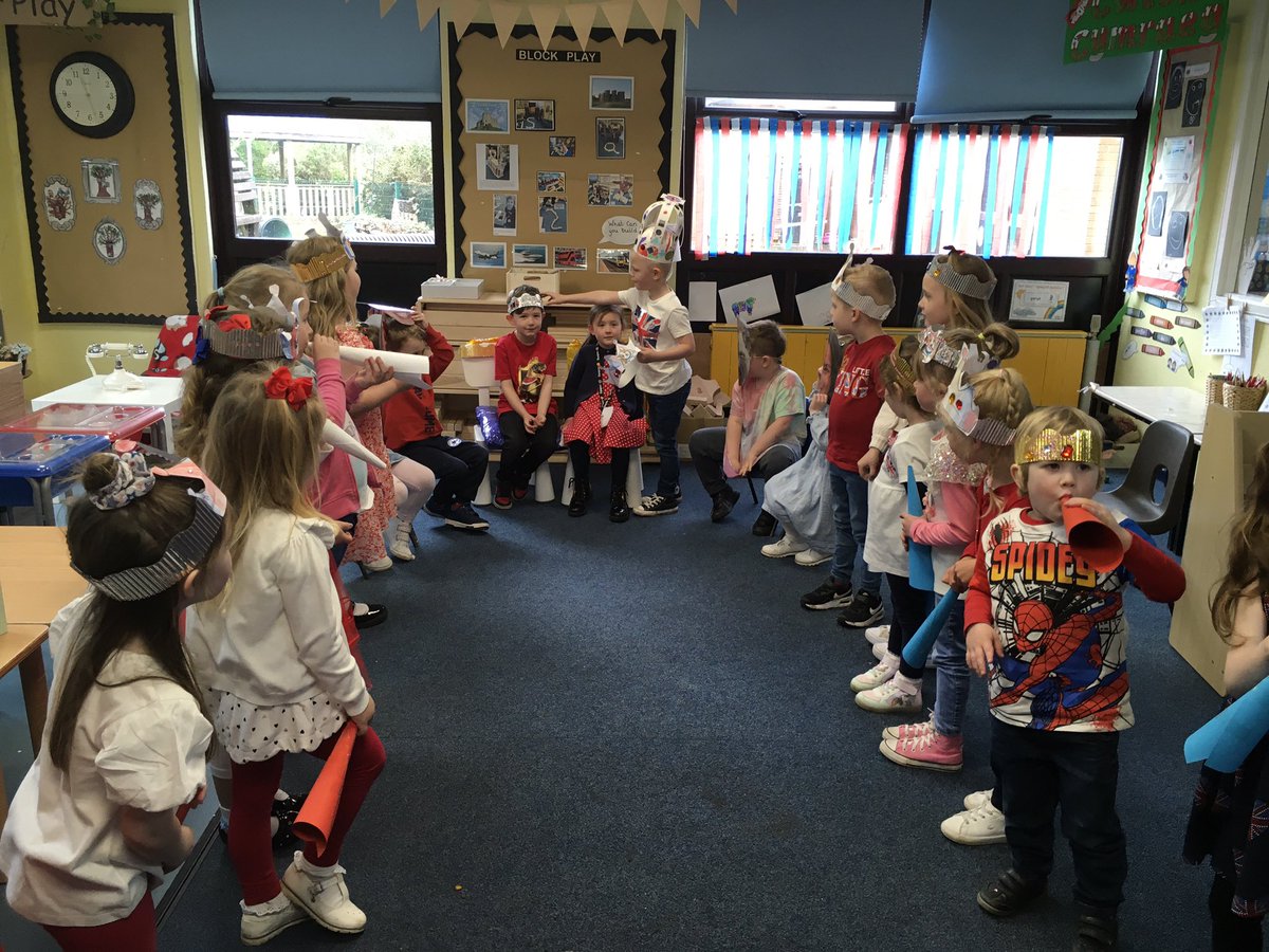 MrsPBHPS's tweet photo. #receptionbhps have had their very own coronation, made block play thrones strong enough to sit on, had a royal lunch and ice-cream with King Brookmanπ€΄@BeaufortHillPri https://t.co/x17uL3NQwp