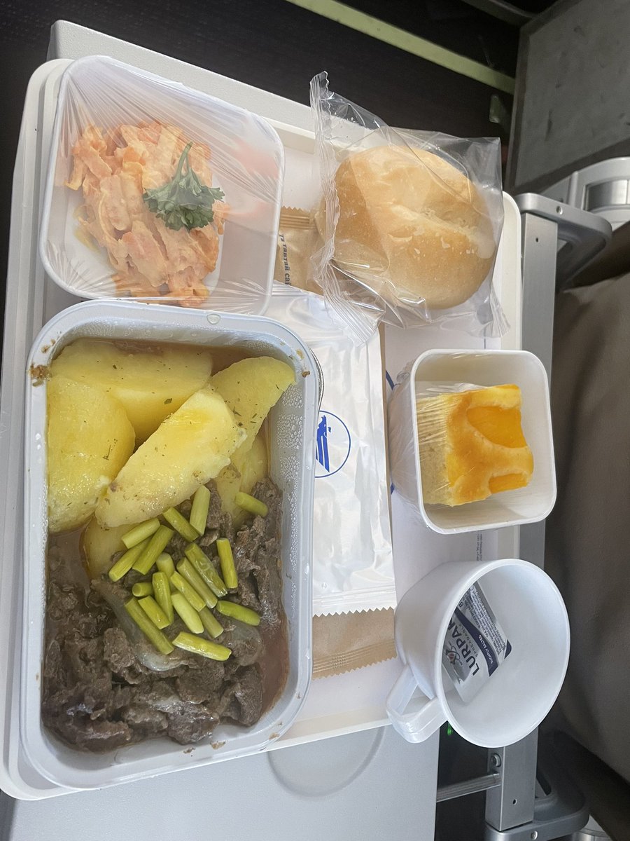 FX51814280's tweet photo. 機内食は全員これ
最後の飯までモンゴルだった

嗚呼日本食恋しい https://t.co/atLzDKEc2M