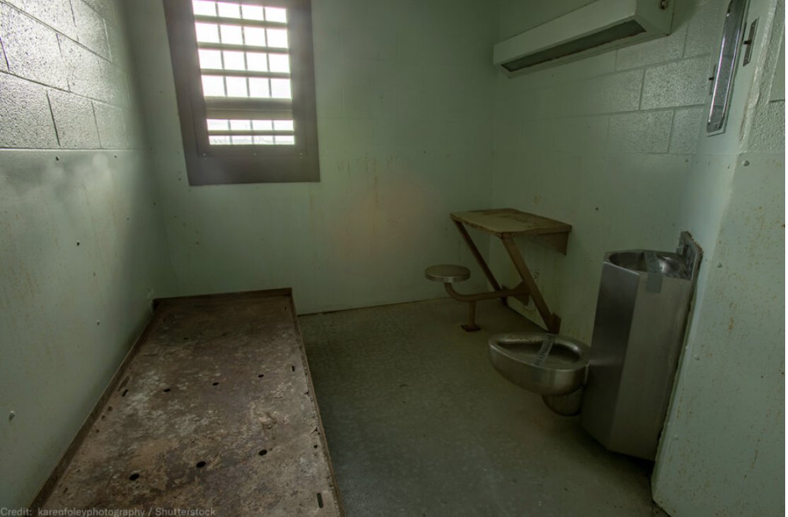 (5/) Recent neuroscientific research demonstrates that after one month of social isolation, neurons in sensory and motor regions of the brain shrunk by 20%. 

The United Nations considers #solitaryconfinement lasting more than 15 days to be torture.