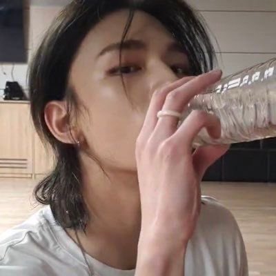 dlmlugf's tweet photo. I miss hyunjin's black hair :(( https://t.co/mcb7ORk3p7