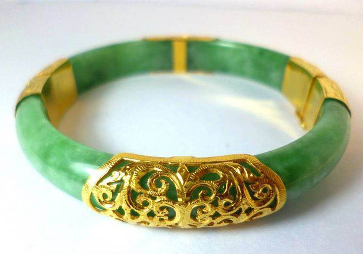 jxvillen's tweet photo. Some people commented on my tiktok that they are seeing green ring on Eloise finger but I'm seeing gold so i dmed the artist and i found out it was a jade ring. Baka si Donna at Eloise talaga ang eg kasi parehas green ang ring..Blade ano na 🤯
#legendarie
#eloblade
#donblade https://t.co/p0mP1GdNEx