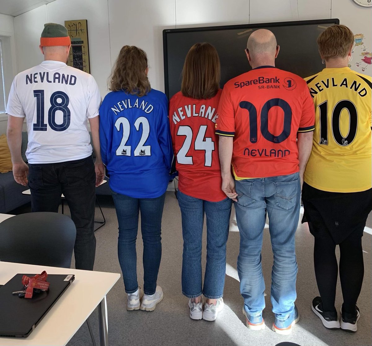 #Fotballtrøyefredag 👇 Støtt kampen mot barnekreft med 50,- eller valgfritt beløp. Vipps: 705404