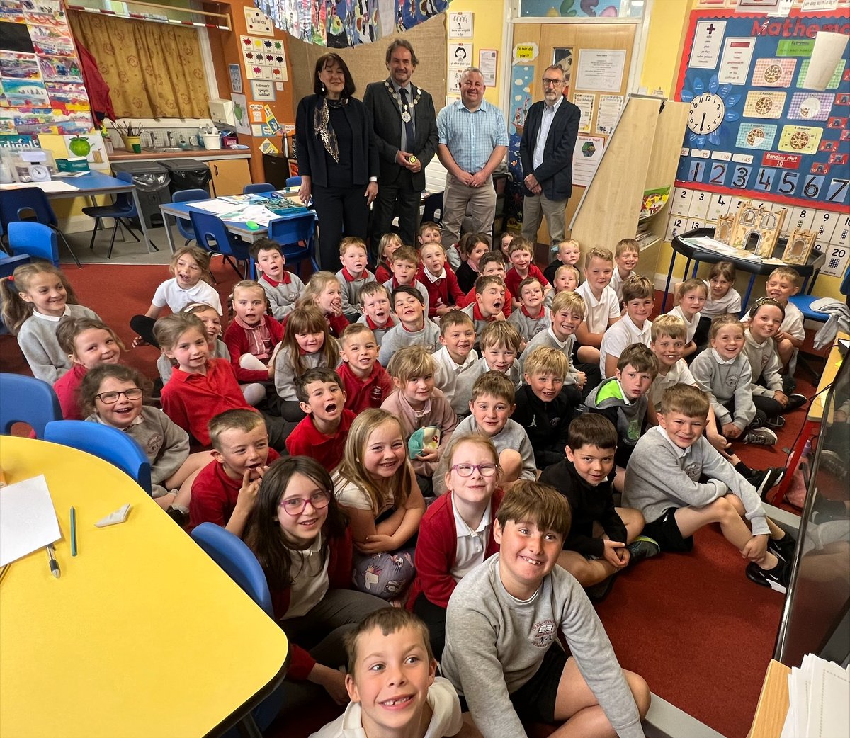 Ysgol_Aberaeron's tweet photo. Diolch i Gyngor y Dref Aberaeron am y rhodd caredig i ddisgyblion yr ysgol i ddathlu Coroni'r Brenin / Thank you to Aberaeron Town Council for their kind gift to all pupils to celebrate the Kings Coronation #coroni https://t.co/jLIfXcl0GO
