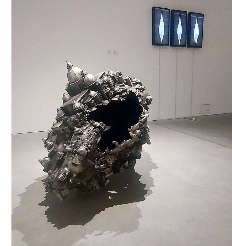 #art #arte #arrwork #artexhibition #artist #artsculpture #artsculptureartist #annalaudelgallery #aluminiumsculpture #invisiblecities instagr.am/p/Cr3RM68ouve/