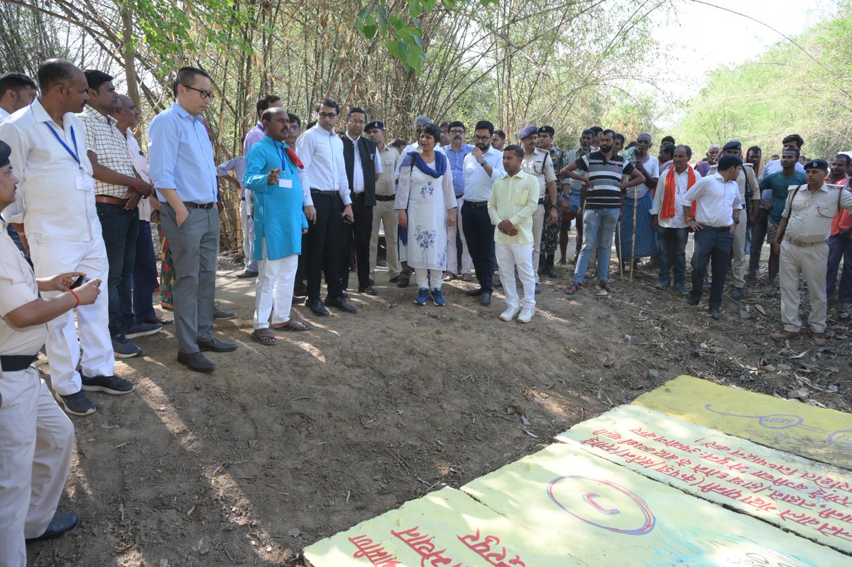 LSBA_Bihar's tweet photo. .@MoJSDoWRRDGR सचिव @mahajan_vini व JS @srijitendraias द्वारा पटना के बिहटा अंतर्गत #ODFPlus सिकंदरपुर गांव का भ्रमण किया गया. उन्‍होंने अपशिष्‍ट प्रसंस्‍करण इकाई तथा गांव में ठोस तथा तरल अपशिष्‍ट प्रबंधन के क्रियान्‍वयन का निरीक्षण किया.(1/2)
@rahulias6 @SBMGramin @IPRD_Bihar https://t.co/sgnA86GGQh