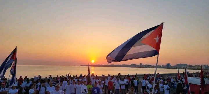 JuanRisell's tweet photo. Hoy fue un amanecer diferente en #Cuba. A la salida del sol nuestras calles en todo el país estaban colmadas del pueblo trabajador. Una genuina y tradicional celebración que ninguna dificultad puede opacar. Una vez más se le puso #ALaPatriaManosYCorazón. https://t.co/wOOckpj0Hk