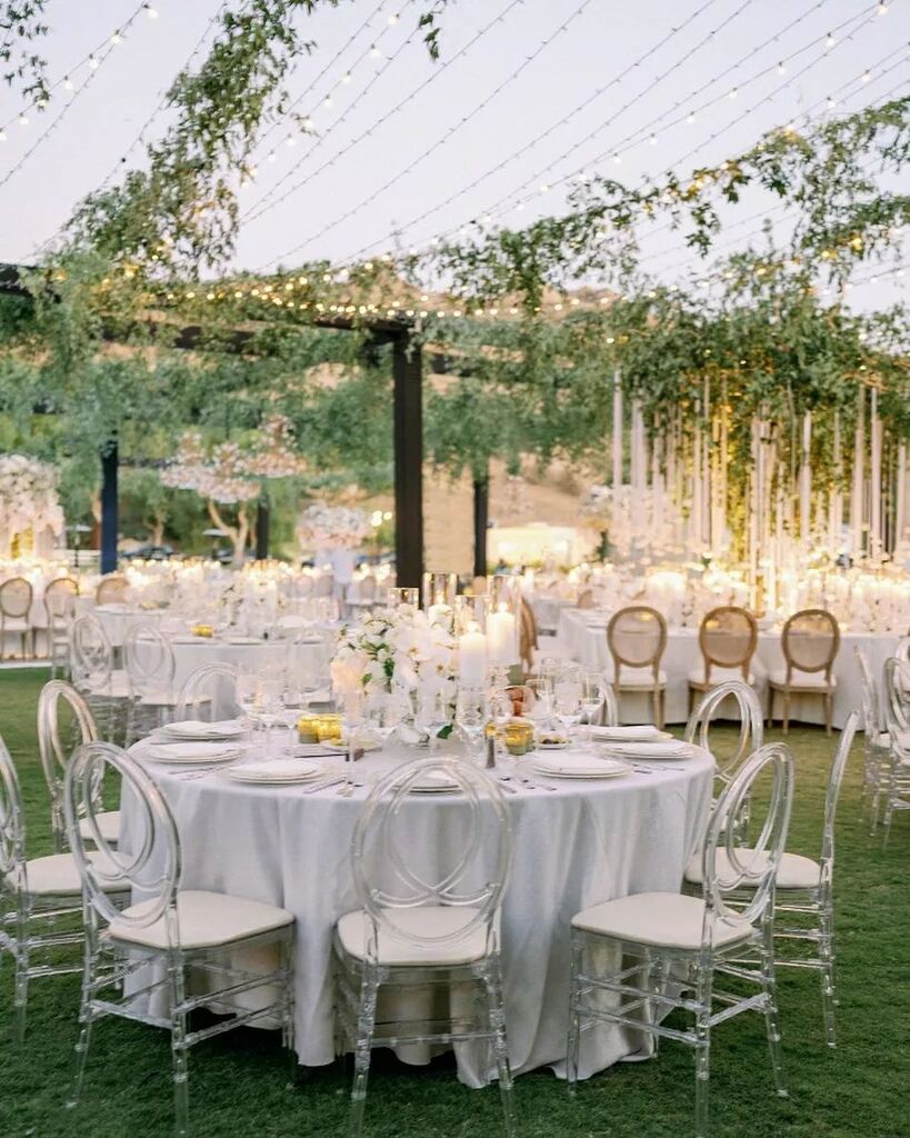 Perfection under starry nights ✨ @downbeat.agency @618studios @unmatchedlighting @hummingbirdnestevents @eucharis.studio @chiavarichairrentals @erikclausen @luxe_linen @tacer_losangeles instagr.am/p/Cr3UrBYhknD/