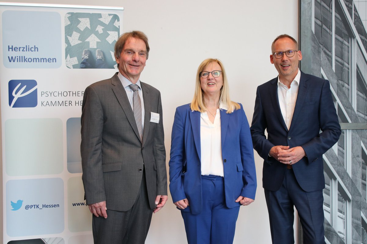 PTK_Hessen's tweet photo. 👋@DrHeikeWinter und @StM_Klose begrüßen Delegierte, Gäste & Dr. Dietrich Munz, Präsident @BPtKpolitik zum 42. Deutschen Psychotherapeutentag in Hessen/FfM. Agenda:Wahl neuer Bundesvorstand&Ausschüsse, Umsetzung #Weiterbildung. #DPT42 #DPT #Psychotherapie #Berufspolitik #Zukunft https://t.co/j39eh28Pft