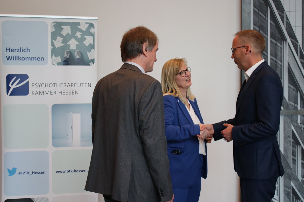 PTK_Hessen's tweet photo. 👋@DrHeikeWinter und @StM_Klose begrüßen Delegierte, Gäste & Dr. Dietrich Munz, Präsident @BPtKpolitik zum 42. Deutschen Psychotherapeutentag in Hessen/FfM. Agenda:Wahl neuer Bundesvorstand&Ausschüsse, Umsetzung #Weiterbildung. #DPT42 #DPT #Psychotherapie #Berufspolitik #Zukunft https://t.co/j39eh28Pft