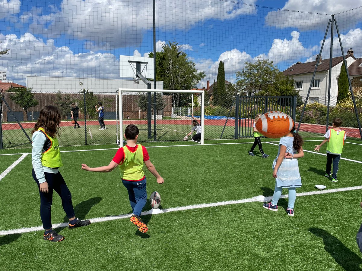 #StageMultisportScéen : après une semaine intensive avec du basket, du kung-fu, de la boxe anglaise, de la natation, de l’athlétisme, du volley-ball, du kin-ball, nos jeunes sportifs scéens profitent du rugby ! @Ville_de_Sceaux #VilleSportive #TerreDeJeux2024 #SportSanté