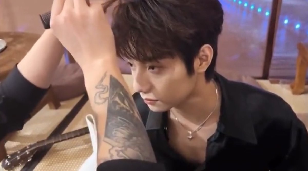 muwxne's tweet photo. ใช่ค่ะ ดิชั้นไปนั่งดูคลิปทั้ง 76 คลิปมา ในโชว์วันนั้นไม่มีใครใช้กีต้าร์ตัวเดียวกับลูกสาวสักคน คนใน Vlog ก็ไม่ใช้นะคะ 555 #เจิ้นเน่ https://t.co/5XryVXUf3C