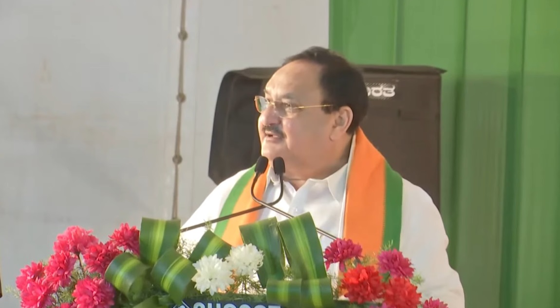 BJP4India's tweet photo. आज अमेरिका की अर्थव्यवस्था लड़खड़ा गई है,

यूरोप, आस्ट्रेलिया और चीन की अर्थव्यवस्था लड़खड़ा गई है,

लेकिन आज भारत मोदी जी के नेतृत्व में अर्थव्यवस्था में बुलंदी से आगे बढ़ रहा है। 

9 साल पहले भारत की अर्थव्यवस्था 10वीं नंबर की थी,  आज हम ब्रिटेन को पछाड़कर 5वीं नंबर की अर्थव्यस्था बन गए हैं।

- श्री @JPNadda