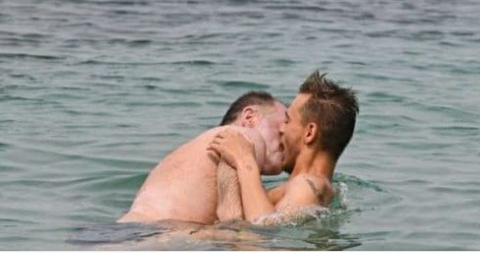 AlessandraOdri's tweet photo. Io non ho MAI guardato l'Isola dei famosi, perchè non amo la tv spazzatura. Ma ho comunque visto in internet le foto di Cecchi Paone che si bacia spudoratamente con un ragazzino. Mi sembrano immagini semplicemente disgustose! https://t.co/fmph6yXmPH