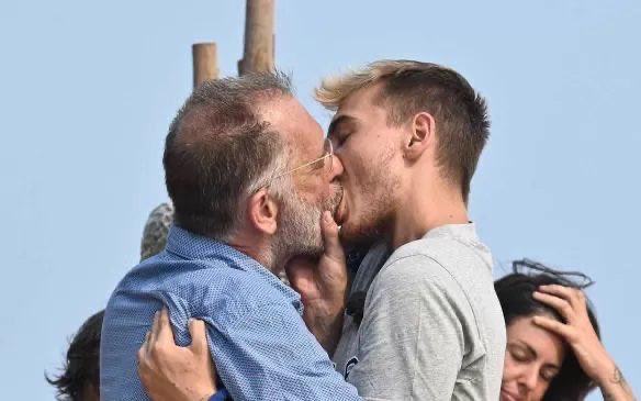 AlessandraOdri's tweet photo. Io non ho MAI guardato l'Isola dei famosi, perchè non amo la tv spazzatura. Ma ho comunque visto in internet le foto di Cecchi Paone che si bacia spudoratamente con un ragazzino. Mi sembrano immagini semplicemente disgustose! https://t.co/fmph6yXmPH