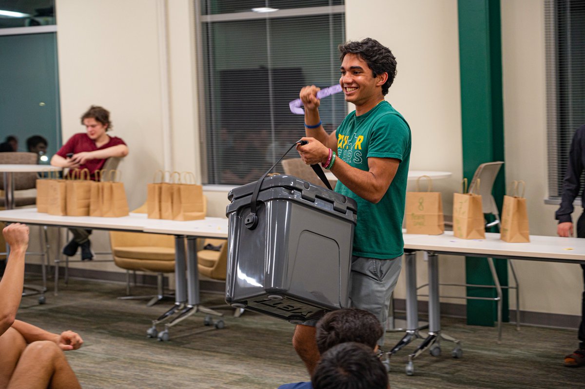 RT StrakeJesuit: The senior festivities begin! Last night, the Class of 2023 had the annual Senior Sleepover, where they had a cookout, games, raffle prizes, and camped out on the quad on campus. It was a great night of friendship and bonding with their …
