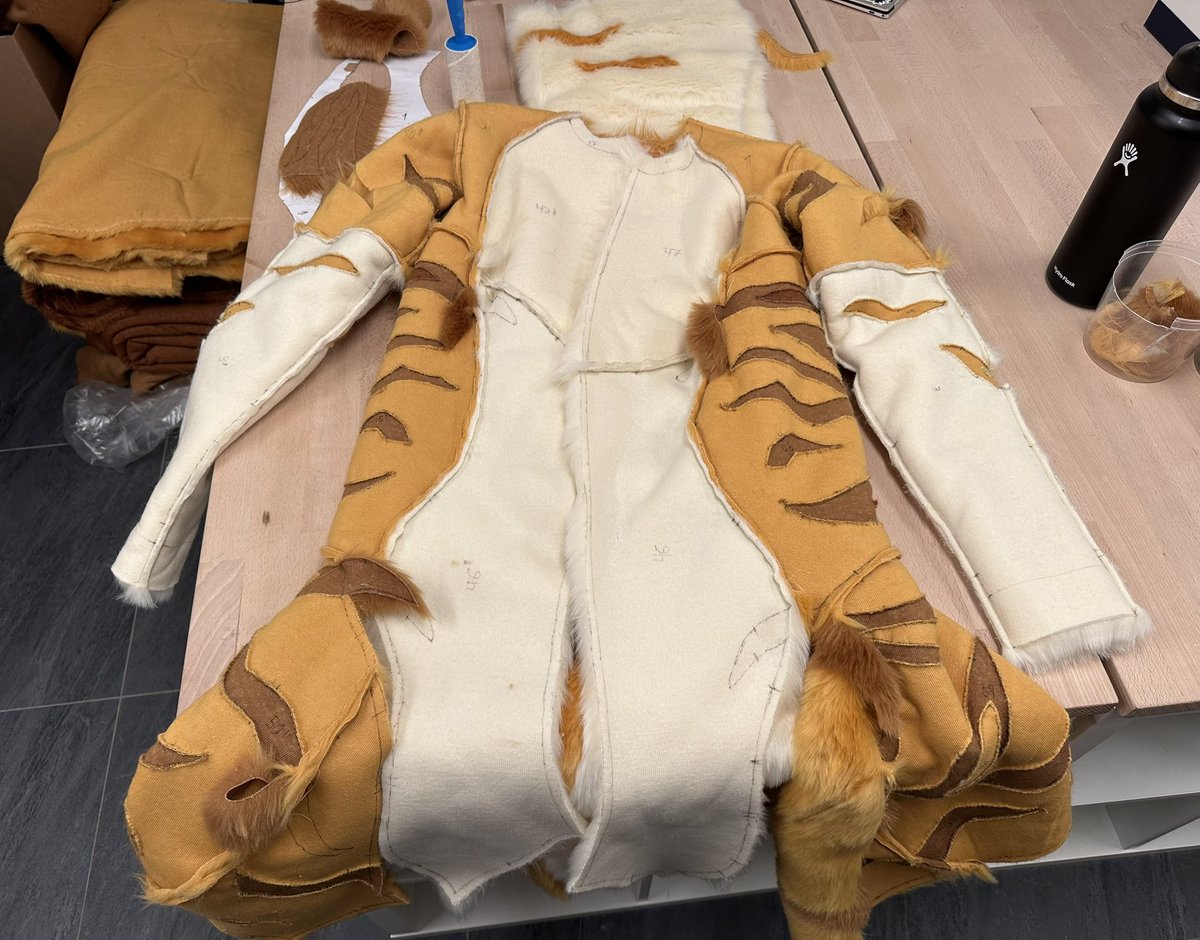 dragontailory's tweet photo. Not done yet, but heck, this was super fast compared to all the hand sewing of the last week xD hahaah @furjaxx https://t.co/Jw7LUyx526