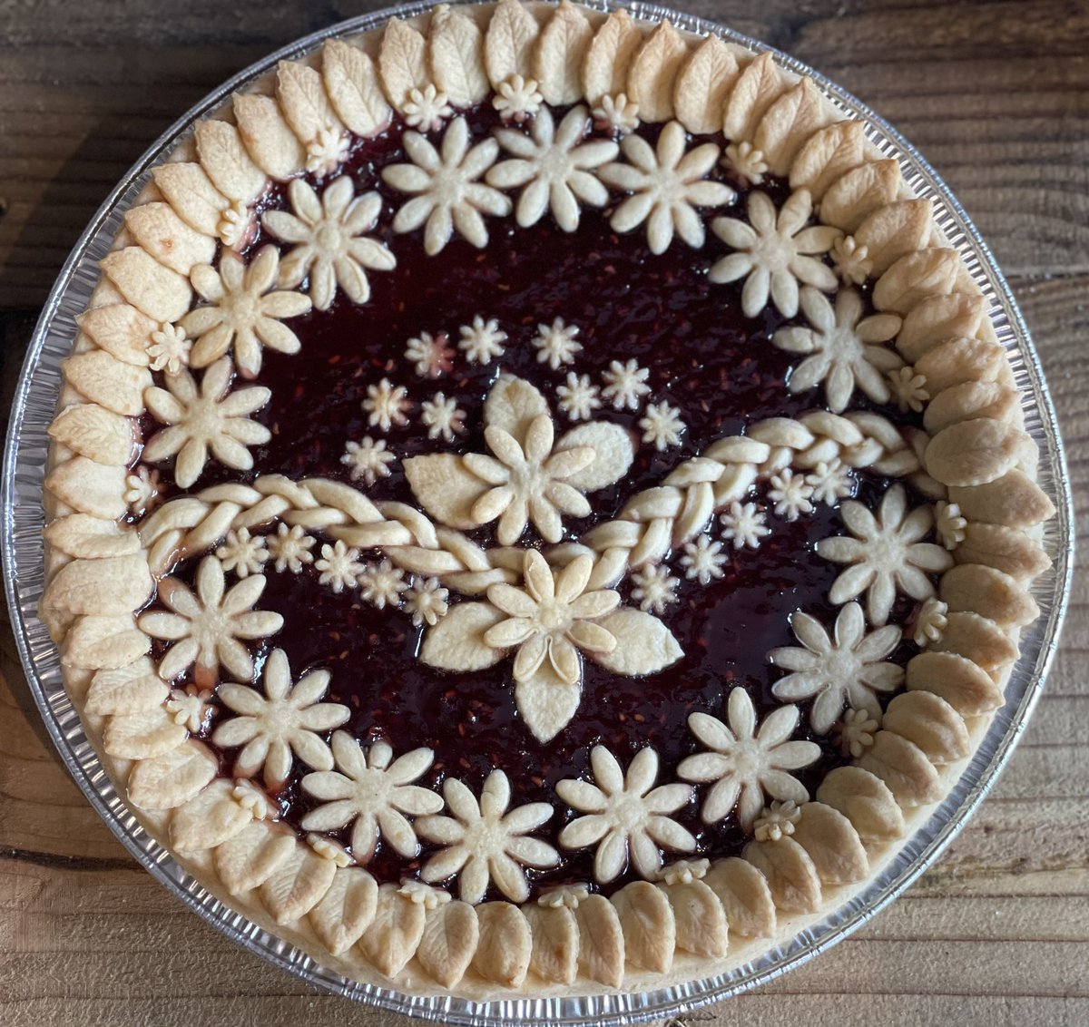 nice_pie1's tweet image. Fancy bit of pastry work today ‘Raspberry Jam Tart’ …it’ll be a shame to cut into it 😋
#pie #nicepie #jamtart #tasty #pastryart #creativefood #foodie #nottsfood #nottingham #familybusiness