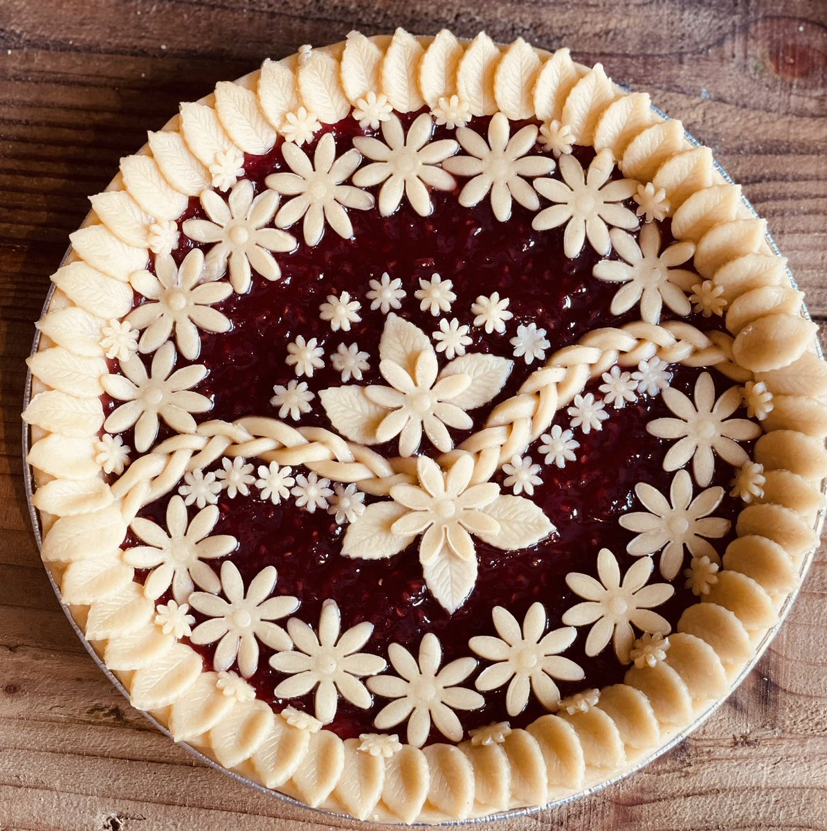 nice_pie1's tweet image. Fancy bit of pastry work today ‘Raspberry Jam Tart’ …it’ll be a shame to cut into it 😋
#pie #nicepie #jamtart #tasty #pastryart #creativefood #foodie #nottsfood #nottingham #familybusiness