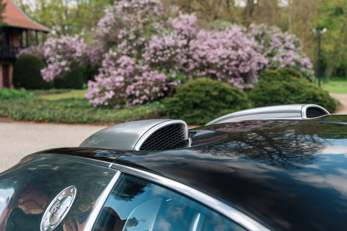 Bugatti's tweet photo. On the fifth day of the fifth month, we celebrate a modern-day BUGATTI icon that was made only five times: the VEYRON 16.4 Pur Sang, a thoroughbred in every sense.
#BUGATTI #VEYRONPurSang #TheSinghCollection
–
https://t.co/mCEE0ghyaw https://t.co/l87mYMaFlz