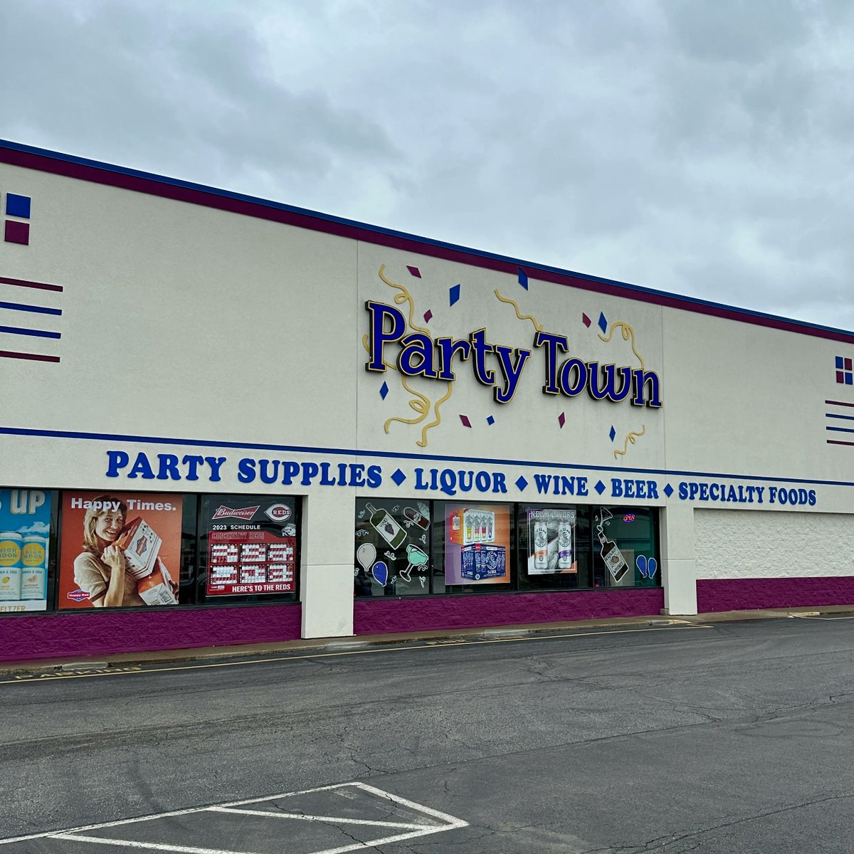 CraftBrewGeek's tweet photo. Party Down at @PartyTownKy in Florence, KY. We kicked off the CBG podcast after a long hiatus earlier this week. We recorded a couple of different podcasts while enjoying the great service and amazing craft beer selections in their taproom. Listen to our podcast inyour fav app! https://t.co/qCv7O8kyM3