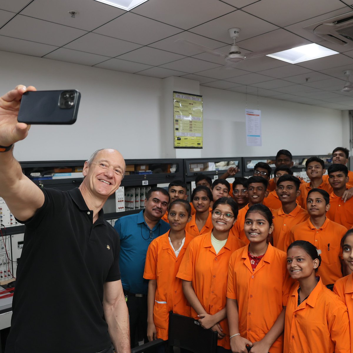 BuschRo's tweet photo. #India is vibrant and its economy has momentum. Customers are keen to invest in #technology to help cope with the growth ahead. Enjoyed explaining last week to journalists in Mumbai how Siemens fits in and meeting so many empowered &amp; brilliant colleagues. 
2/2 https://t.co/lMBDMXwBBz