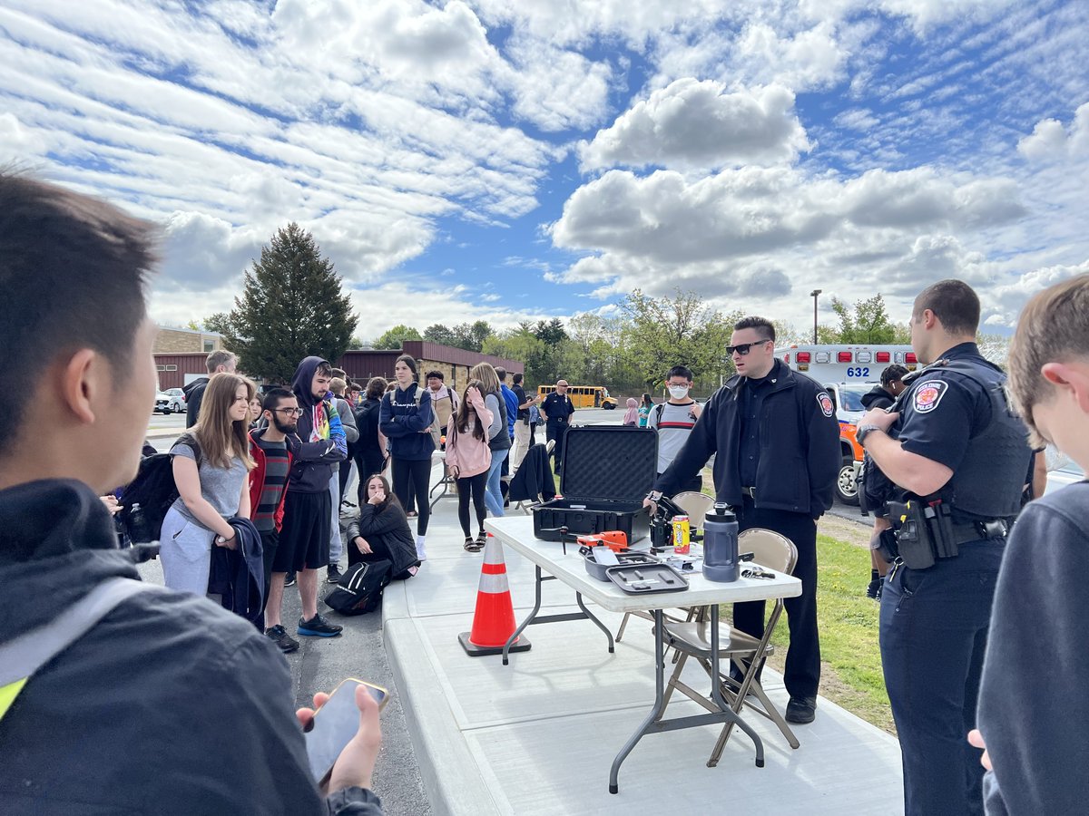 👮‍♀️🚑 Today is a special day at CCHSl! The <a href="/colonie_police/">Colonie Police Department</a>  and <a href="/ColonieEms/">Colonie EMS</a>  are spending the day on campus to give our students the opportunity to learn more about volunteering and working with these important organizations.🙌 #CommunityService #Volunteering #CommunityPartners
