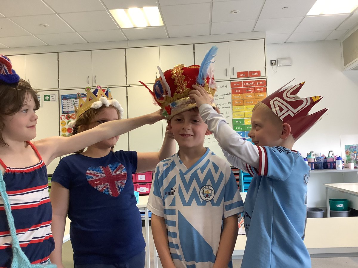 OABroadoak's tweet image. Crowning our king after his crown was voted best in #2GY 
Well done Ollie! 
#crown #coronation #y2