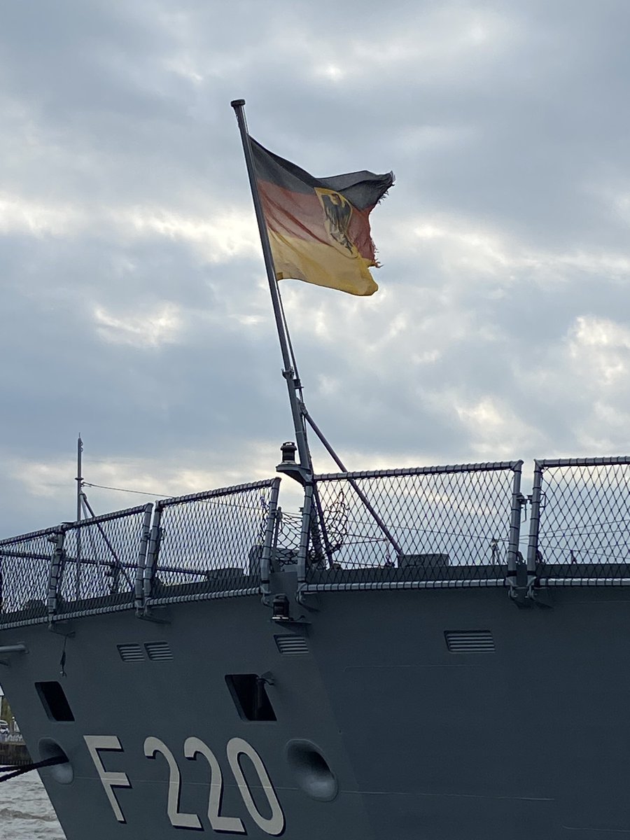 kkmmnnee's tweet photo. ドイツ海軍旗ー！！！
#GermanyWeek https://t.co/Dw29Nr8WiS