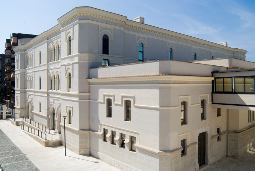 MiC_Italia's tweet photo. Viaggia tra i luoghi della #Cultura per riscoprire la bellezza del nostro patrimonio.
📷 Questa settimana visitiamo la Biblioteca Nazionale Sagarriga Visconti Volpi (Puglia).
↘️ https://t.co/fYhpG45xBS 

#8maggio #luoghidellacultura #bibliotecheditalia #bibliotecadellasettimana https://t.co/ZyCA6PO6VS