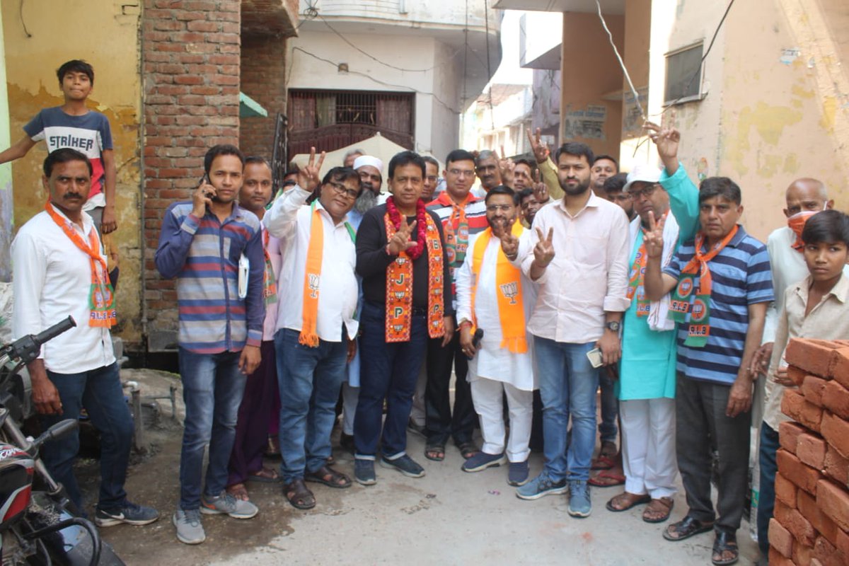 Drpradeepdixit's tweet photo. आज सिकंदराबाद नगर के वार्ड नंबर 18 में सभी सम्मानित जनों से जनसम्पर्क कर आने वाली 11 तारीख को अधिक से अधिक संख्या में मतदान करने की अपील की 

तीन बात मत जाना भूल 
मोदी योगी कमल का फूल
.
.
आपका सेवक
डॉ प्रदीप दीक्षित 
भाजपा चेयरमैन प्रत्याशी नगरपालिका सिकंदराबाद

 @BJP4India https://t.co/5iXCbXyc6r