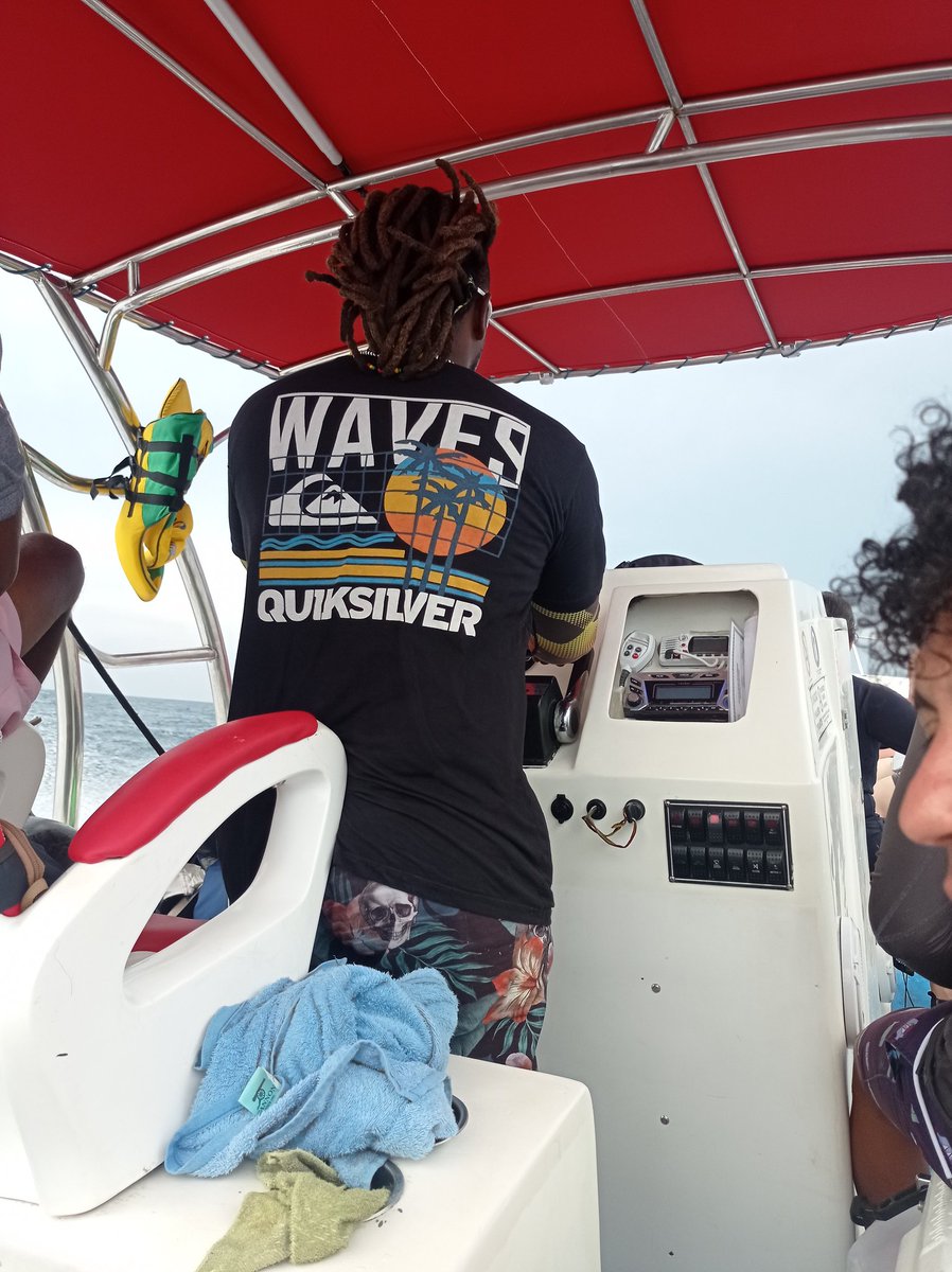 DiegoMoyano7's tweet photo. Sabías que tú viaje en lancha iba a ser una chimba cuando el piloto tiene rastas y lleva camisa playera. https://t.co/wXvGXqktCy