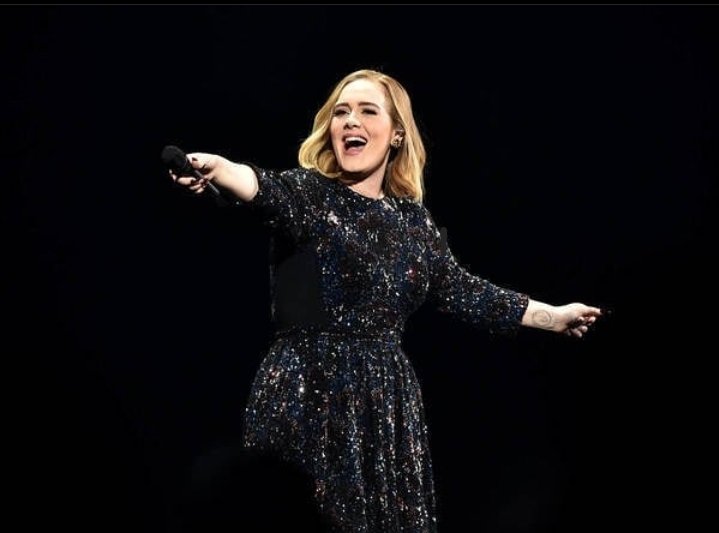 cinespectarte's tweet photo. La bella #Adele festeja sus 35 años hoy 🎤

Talentosa artista británica dueña de un tono de voz maravilloso 🎶😍

¡#HappyBirthday, Adele! ❤ https://t.co/PjtEnu33dr