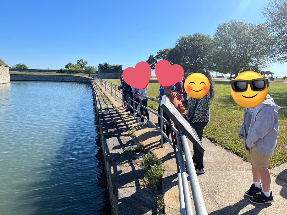 BeccaL_DLS's tweet photo. Hanging with @KimW_DLS, @HorsleyCandace &amp; @unicorntchr and our fantastic fifth grade FLExers on a field trip to Fort Monroe followed by a boat ride! We got to touch a tree that’s over 500 years old 🤯 It’s going to be a fun and inFormative day!! #virtuallearning #fieldtrip https://t.co/KLefDsoTkn