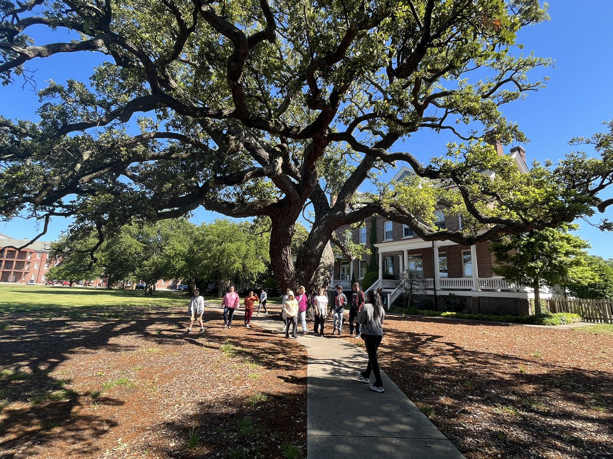 BeccaL_DLS's tweet photo. Hanging with @KimW_DLS, @HorsleyCandace &amp; @unicorntchr and our fantastic fifth grade FLExers on a field trip to Fort Monroe followed by a boat ride! We got to touch a tree that’s over 500 years old 🤯 It’s going to be a fun and inFormative day!! #virtuallearning #fieldtrip https://t.co/KLefDsoTkn