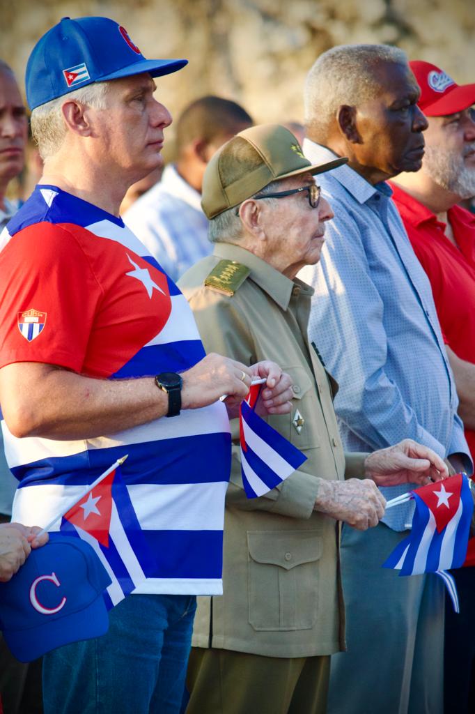 DiazCanelB's tweet photo. Feliz amanecer #Cuba. Todos los días son buenos para celebrar a los trabajadores, porque todos los días se trabaja. Y este 5/5 además, cumple 205 años #KarlMarx, el mayor defensor de los derechos de los trabajadores. #ALaPatriaManosYCorazón https://t.co/7qOGAUKE6e