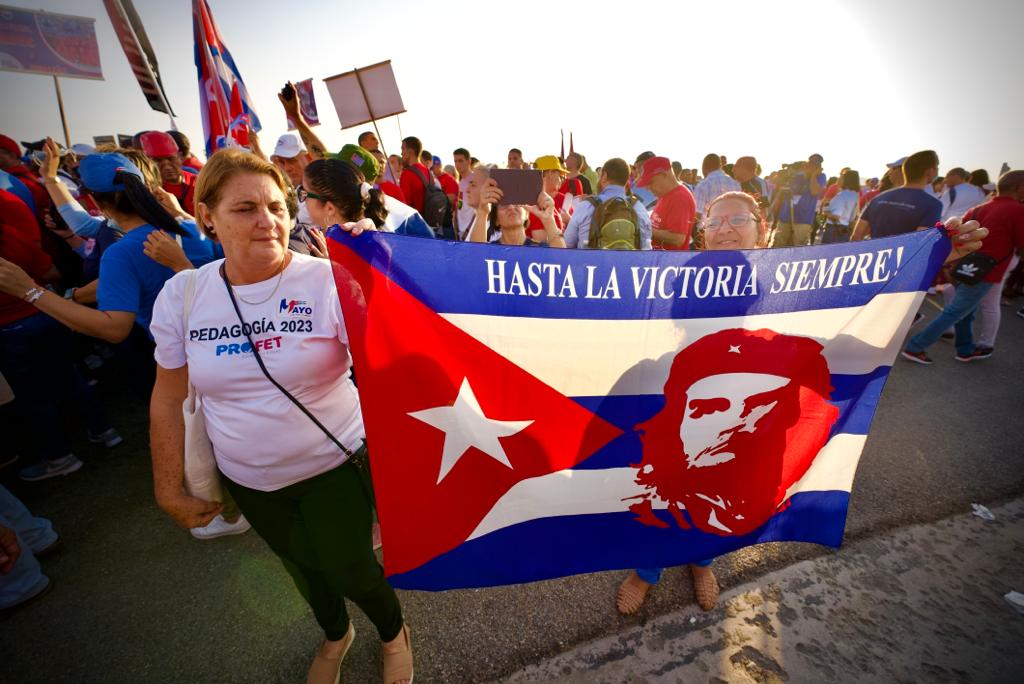 Feliz amanecer #Cuba. Todos los días son buenos para celebrar a los trabajadores, porque todos los días se trabaja. Y este 5/5 además, cumple 205 años #KarlMarx, el mayor defensor de los derechos de los trabajadores. #ALaPatriaManosYCorazón